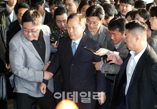 박병대, 14시간 검찰 조사 후 귀가…"혐의 대체로 부인"