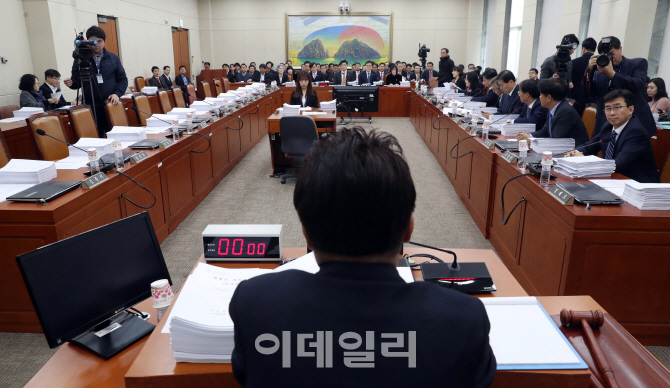 선진화법 이후 최악의 심사 지연…"시간 아쉬운 건 野"