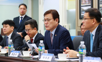 최종구 위원장 “제약·바이오 상장유지 특례 마련”(종합)