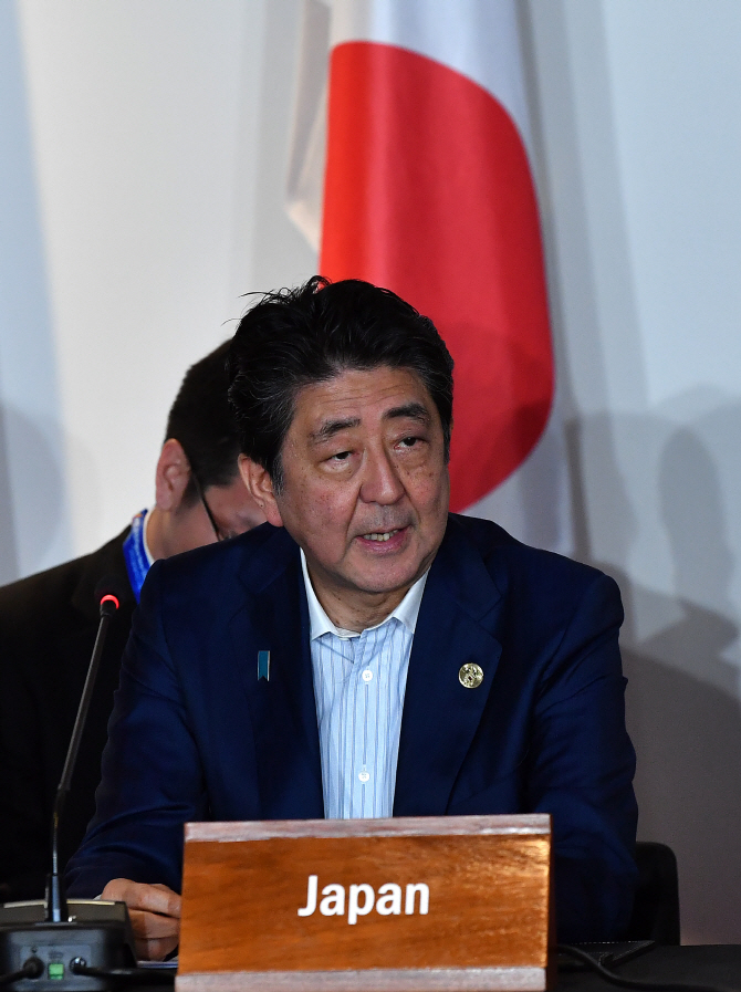 아베 日총리 “위안부재단 해산, 국가간 관계가 성립될 수 없는 조치”
