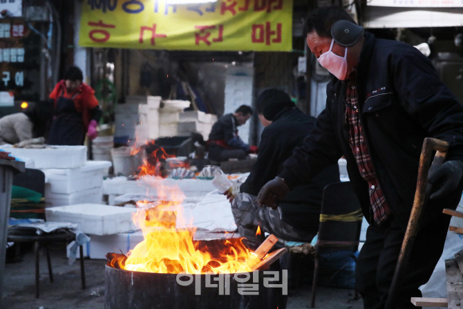 [포토]'모닥불에 몸 녹이는 상인들'