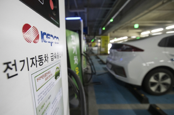 "전기차 충전소 절반이 감전 위험, 검사확인증 없어"