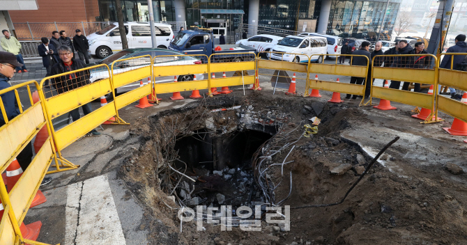 [포토]지하에 매설된 케이블이 모두 화재로 전소된 KT 아현지사