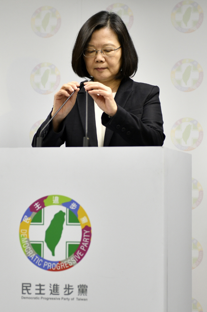 대만 차이 총통 "지방선거 참패 책임질것" 사퇴…脫중국 정책도 '삐걱'