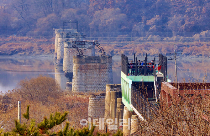 [포토] 임진각에서 북측지역 살펴보는 관광객들