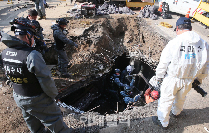 [포토]KT화재현장 2차 합동 감식중인 관계자들