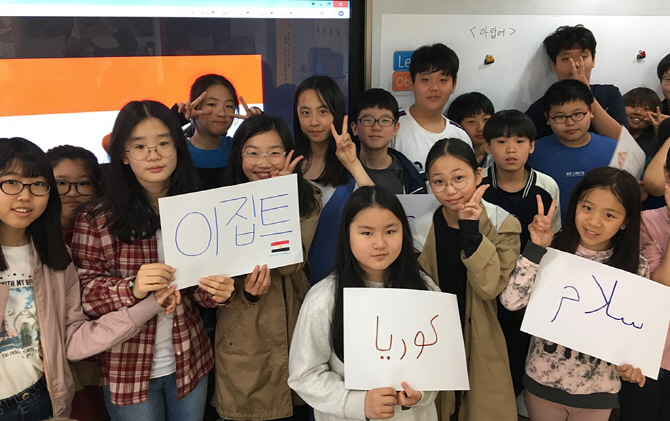오리초 국제교류동아리, 교실에서 해외 학생들과 소통