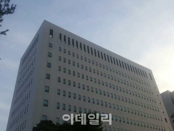 바른전자 김태섭 회장, '허위정보 퍼뜨려 주가 조작' 200억원 챙긴 혐의로 구속