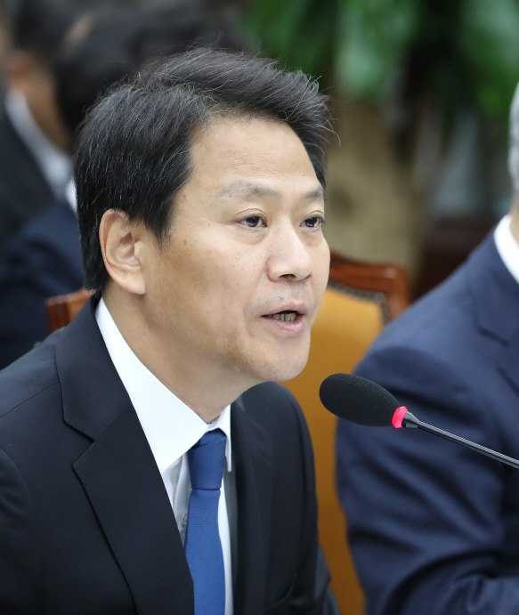 임종석 “사소한 잘못이 역사의 과오로 남는다” 靑 모든 직원에 ‘초심 회복’ 주문