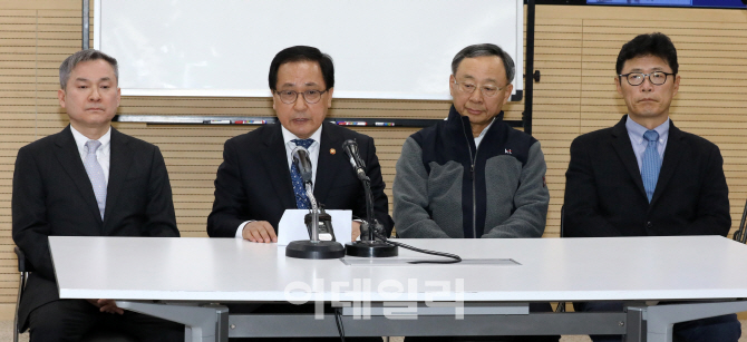 [포토]유영민 장관, "재해시 통신3사 공동 대응…내일부터 TF 가동 "