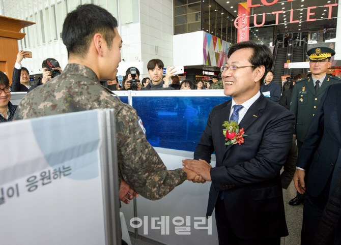 [포토] 오영식 코레일 사장, 취업상당 장병 격려