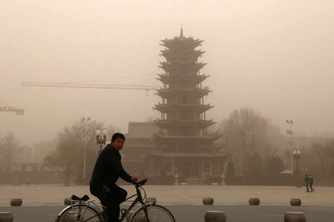 [포토]중국 모래폭풍 "해를 가리고 도시를 삼켜버렸다"