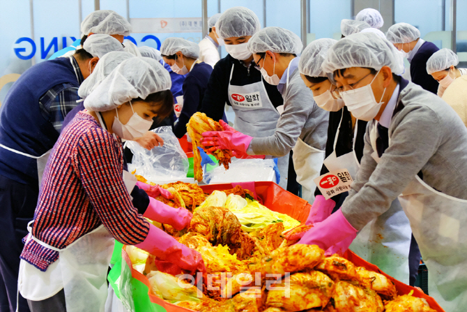 [포토]'일화, 사랑 나눔 김장 봉사'