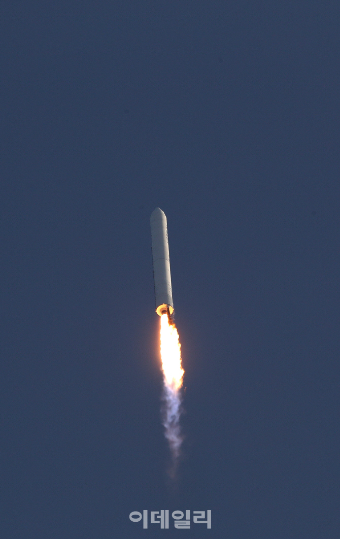 [포토]누리호 엔진 시험발사체 '우주 자립 실현의 힘찬 날갯짓'