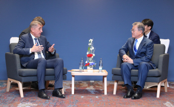 文대통령 “40년간 사고 없었다”…체코 총리 “한국, 원전안전 기술 확보”