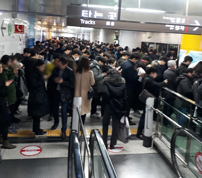 [포토] 강남행 신분당선 열차고장....판교역 기다리는 시민