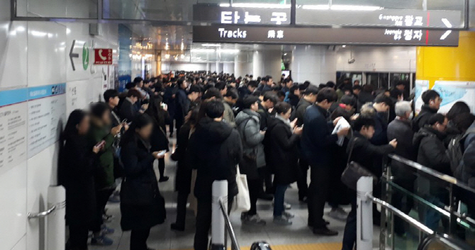 [포토] 강남행 신분당선 열차고장....판교역 기다리는 시민