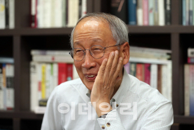 윤여준 “문대통령 지지율, 회복 가능성…이영자 진단 일러”