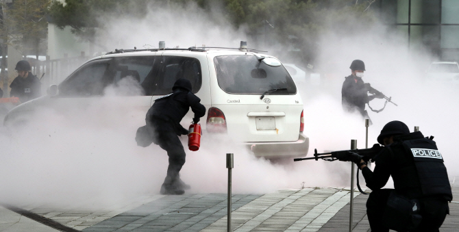 [포토] 차량화재 진압하는 경찰