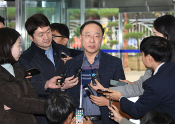 홍남기 청문회 임박…野 “소득주도성장 검증”