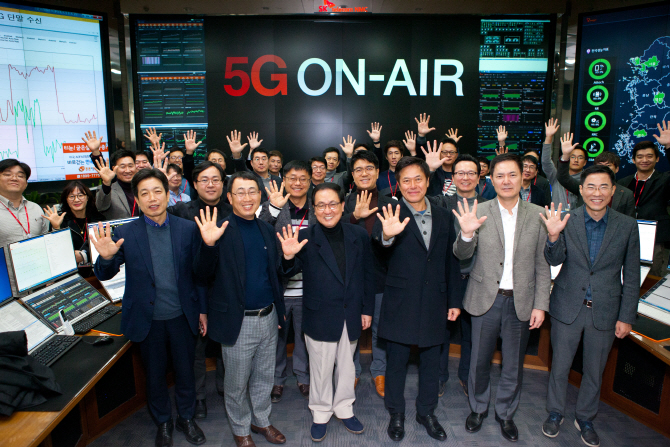 5G 세계최초 상용화 시점은 2018년 12월 1일 0시