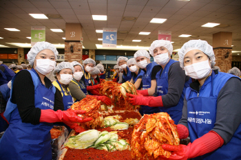 나눔 김치 담그고 연탄 나르고‥삼성의 연말 풍경