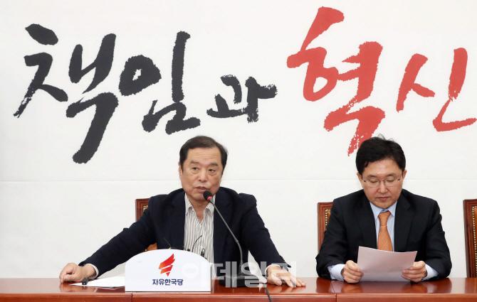 [포토]기자간담회 가진 김병준 비대위원장