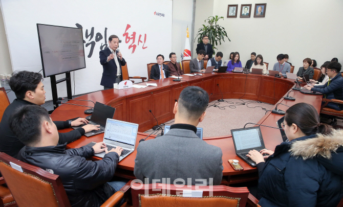 [포토]김병준 비대위원장 'i폴리틱스' 발표