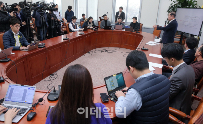 [포토]김병준 위원장 'i폴리틱스' 발표