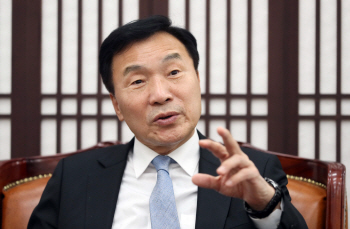 ②손학규 "최저임금 인상, 6개월만이라도 미뤄야"