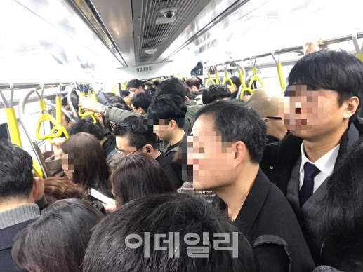 9호선 연장 첫 출근길…시민들 "지옥철 시간문제" 우려