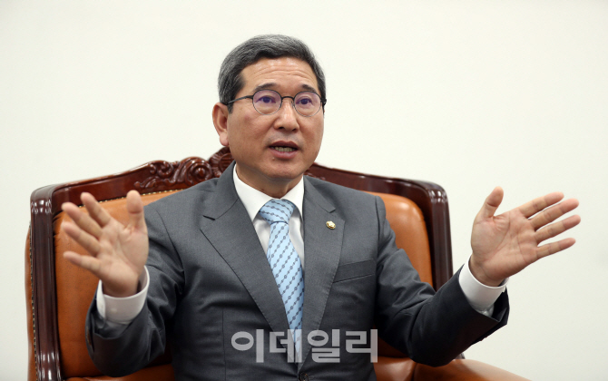 여당 보다 치열한 한국당 원내대표 선거…"당 불안정 반증"