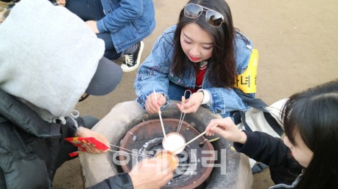 달고나·라디오·문방구까지…‘추억의 그때 그 놀이’