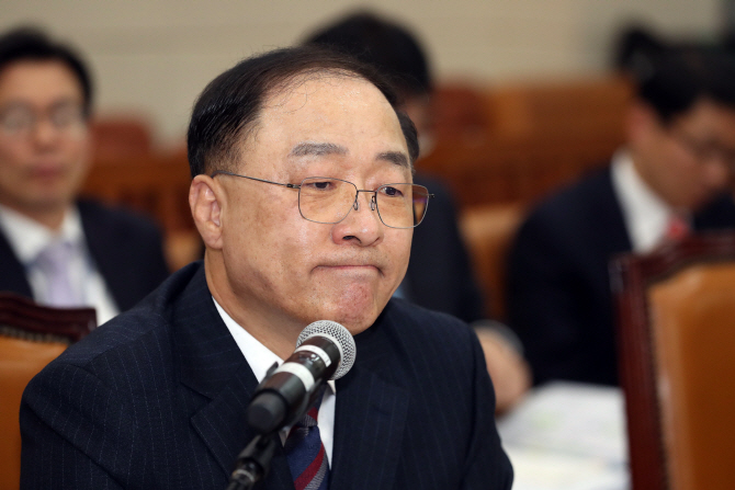 홍남기 "폐결핵 병역기피 시도? 모욕감 느껴"