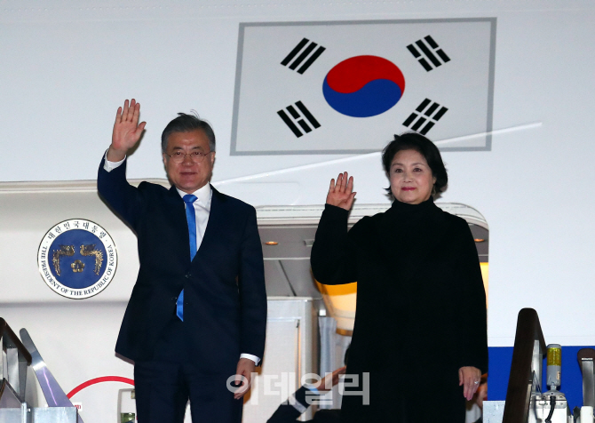 문 대통령, G20 참석 해외순방 마치고 귀국