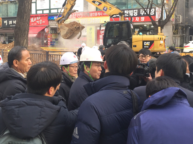 [포토]성윤모 산업부 장관, 백석역 온수배관 파열 사고현장 방문