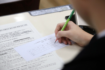 "시험 못 보면 어때? 네가 건강한데" 2019 수능 만점자母 눈물의 사연