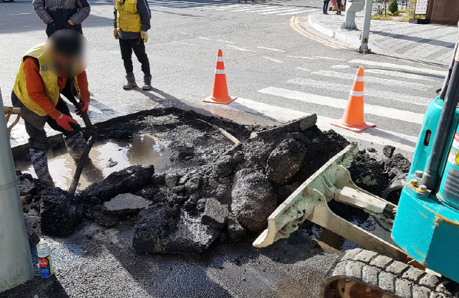 부산 해운대서 '노후 관로' 사고…56도 온천수 도로 위로 분출