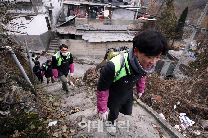 [포토]'언덕길 오르며 연탄 배달합니다'