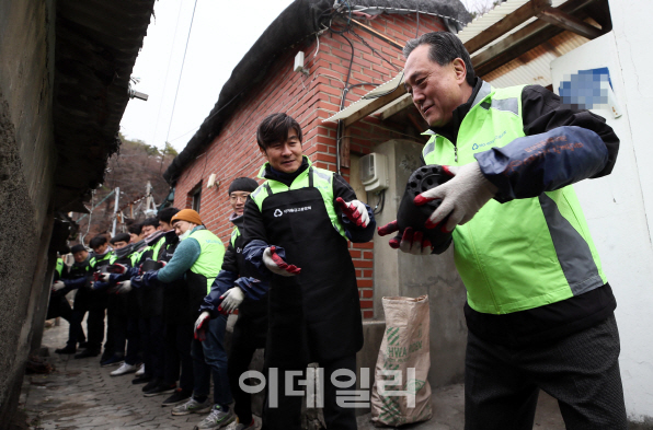 새마을금고, 배우 김상중과 함께하는 연탄나눔 자원봉사 진행