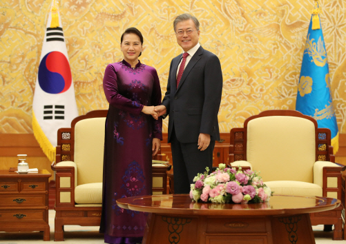 文대통령, 박항서 감독 언급하며 “베트남 축구 열기 대단”