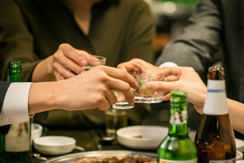 연말 잦은 술자리...지속하면 간경변에 이를 수 있어 '주의'