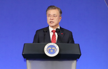 文대통령 "우리힘으로 이룬 수출강국, 포용적 성장으로 이어가야"(종합)