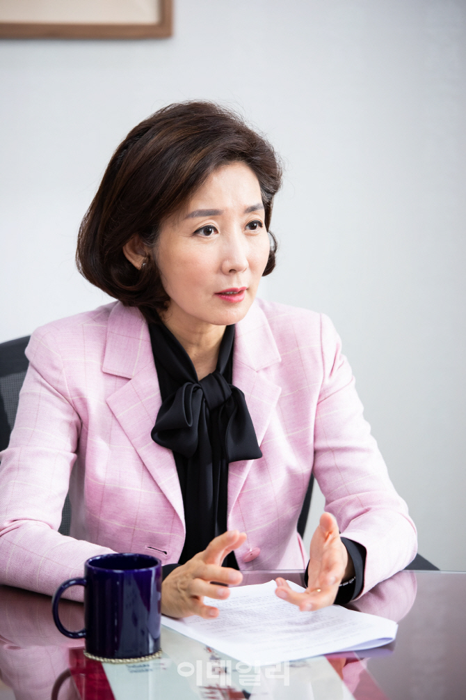 [인터뷰]나경원 "국민 공감하고 與 설득할 '투쟁 2단계'로 가야"