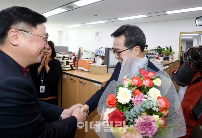 [포토] 꽃다발 받는 김동연 부총리