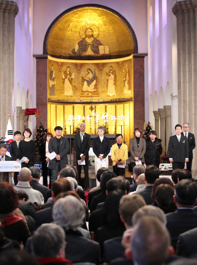 인권의날 기념식 '명품조연' 이은미·한현민·박창진, 세계인권선언 낭독