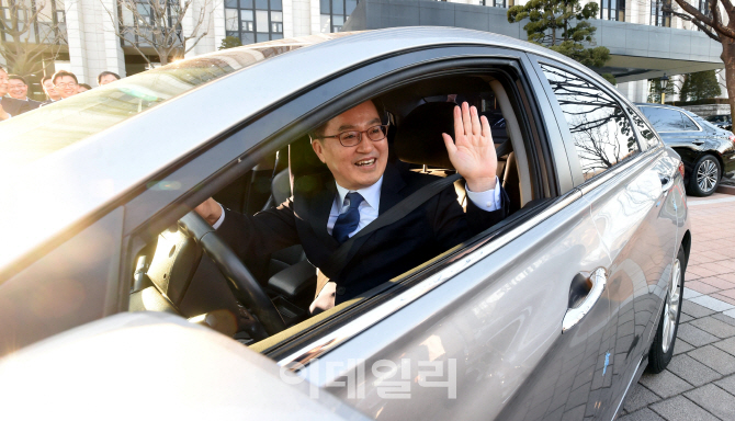 [포토] 손수 운전하며 떠나는 김동연 부총리