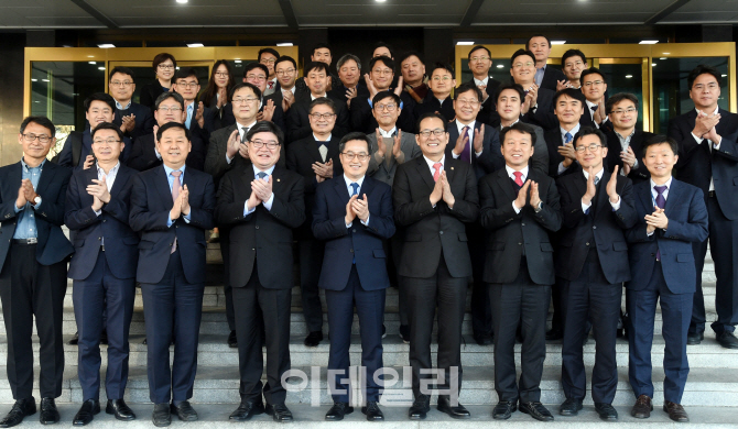 [포토] 기념촬영하는 김동연 부총리와 기재부 간부들