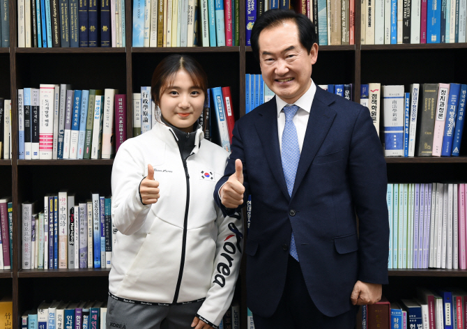 [포토]안병용 의정부시장, 세계태권도품새대회 2관왕 김유하 선수 격려