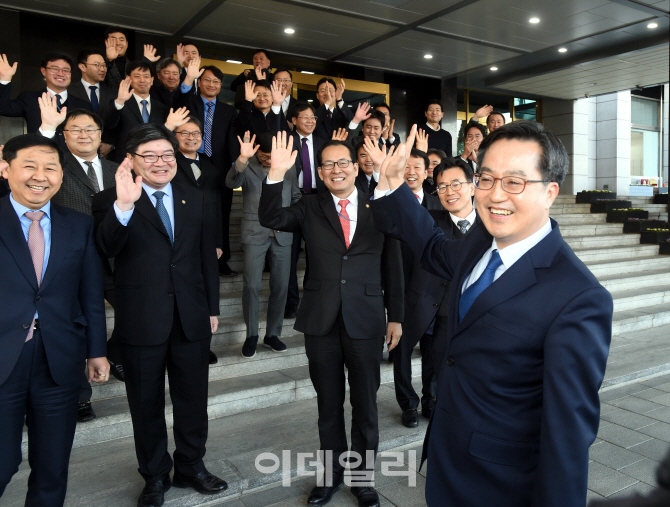 "정치적 의사결정 위기" 숙제주고 떠난 김동연, 바통받은 홍남기 해법은?